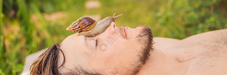年轻人用蜗牛粘液做面膜 蜗牛在面罩上爬行男人男士药品皮肤科螺旋诊所格式女孩温泉治疗图片