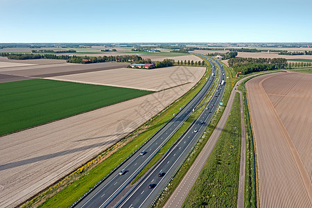 从荷兰农村的A7公路上起飞的空中飞机图片