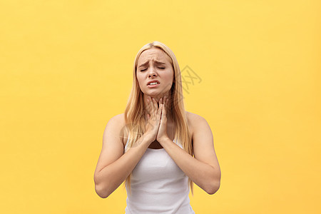 年幼的黑人女人脖子上长着锅子 被黄色背景所孤立压力药品疾病解剖学身体脊柱成人科学治疗伤害图片