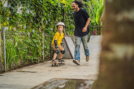 怪不得你垫底！狼队开场9分钟丢球，富勒姆两脚传球打穿