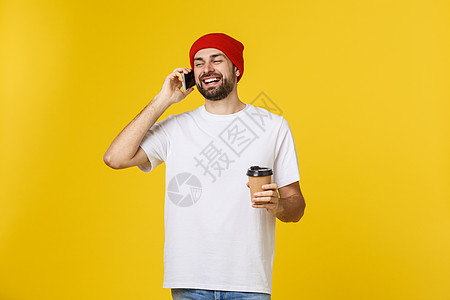 男人穿着孤立的鲜艳黄色 用外卖纸杯喝咖啡 微笑着 因为他会很好地开始新的一天巧克力食物杯子成人男性工作室咖啡店胡须饮料拉丁图片