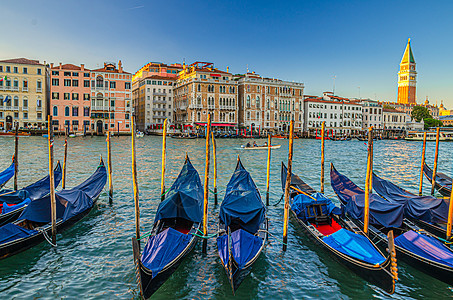 Gondolas在威尼斯大运河水上停泊 沿大运河的Baroque风格多姿多彩的建筑物图片