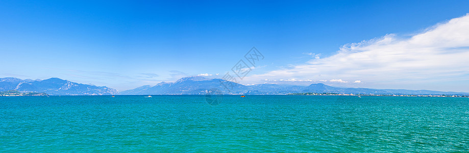 蒙得巴尔多山脉的加尔达湖松冻绿石水全景地标历史性文化天空天蓝色半岛旅游海岸假期蓝色图片