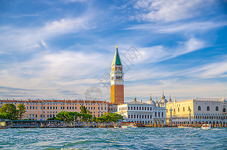 威尼斯市风景与圣马可河流域的威尼斯环礁湖历史性建筑宫殿城市中心公爵码头建筑学检察院景观图片