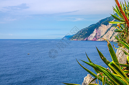 格罗塔·迪拜伦勋爵在Portovenere镇附近有蓝水 海岸与岩石悬崖 黄船和蓝天空图片