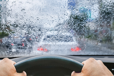 车内挡风玻璃上的雨滴 交通堵塞驾驶市中心街道时间天气高峰窗户运输玻璃图片