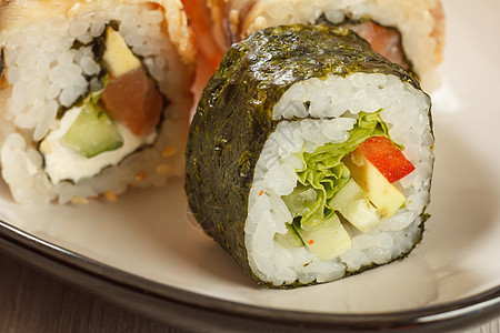 香草和蔬菜 寿司卷与诺伊 大米 鳄梨和胡椒图片
