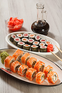 不同的寿司卷 大米 蔬菜和海鲜加酱油图片