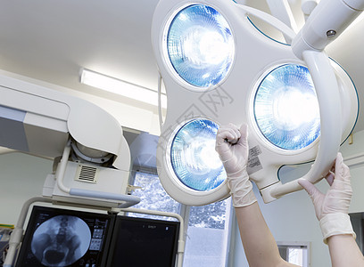 手术室的外科灯 灯光和设置墙壁房间技术临床职业救护车天花板帮助操作患者图片