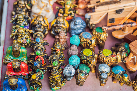 出售巴厘岛纪念品和手工艺品的典型纪念品商店在著名的乌布市场 印度尼西亚 巴厘岛市场 当地居民的木材和工艺品纪念品蕾丝手工礼物椰子图片