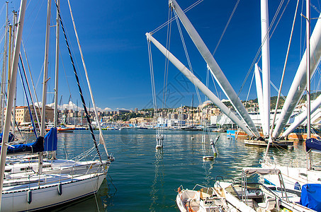 拥有豪华白色游艇和景点 欧洲古城热那亚历史中心Bigo建筑的安提科港港口图片