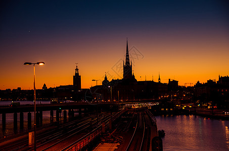 瑞典日落黄昏时斯德哥尔摩市景天际的休丽叶运输全景车站街道大教堂大厅交通景观首都城市图片