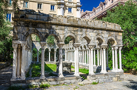 圣安德烈亚省基奥斯特罗修道院的废墟 在古欧洲热那亚市历史中心周围有柱子和绿色植物图片