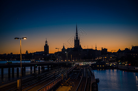 瑞典日落黄昏时斯德哥尔摩市景天际的休丽叶大厅街道首都铁路旅行建筑全景建筑学景观交通图片