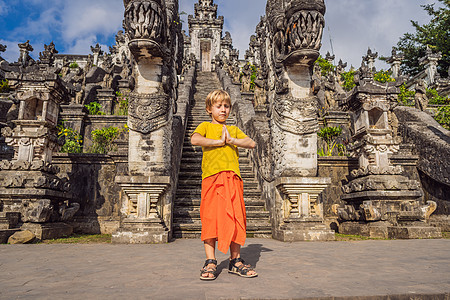 美丽的寺三石梯背景的男孩游客 Paduraksa 门户标志着巴厘岛的中间圣地的入口 带着孩子旅行的概念 儿童友好的地方图片