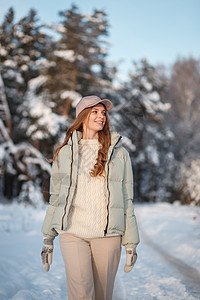 一个模范女孩在雪覆盖的森林中行走 展示着衣服成人松林森林手套雪花女性季节陈列室女士幸福图片