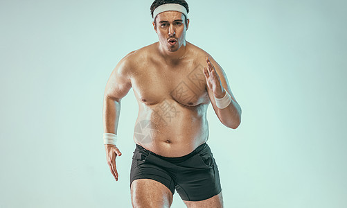 一个非常胖的人慢跑以减肥并成为一名苗条的运动员 跑步运动的人腹部赛跑者训练身体肥胖慢跑者成人男人短裤短跑图片