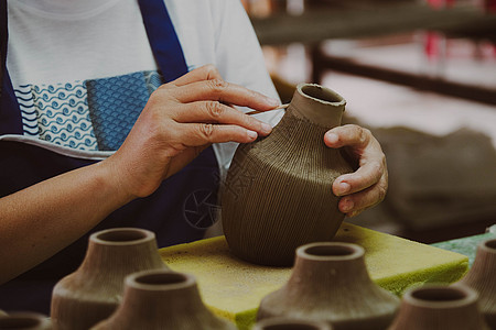 在陶艺作坊中 一位女士的手在粘土花瓶上制作图案的特写镜头 制作陶瓷花瓶的过程 手工艺品和小型企业的概念学习制造业陶器水壶手工业工图片