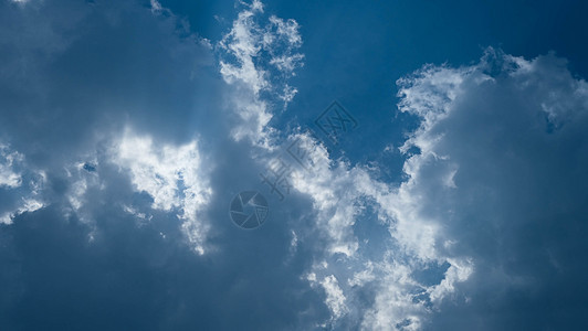 蓝天在夏日 蓝天白云 白云背景 晴朗的天空自然天气山脉气象太阳假期气氛风景蓝色太阳光线环境晴天图片