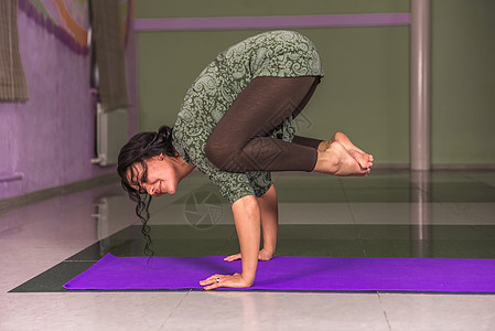 瑜伽banner瑜伽老师在健身课上展示瑜伽体式背景