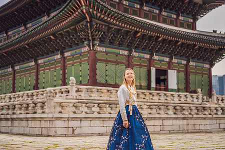 在景福宫穿着韩服的年轻白人女游客 前往韩国的概念 韩国民族服装 游客娱乐试穿韩国民族服饰建筑学旅游裙子城市吸引力文化城堡女孩戏服图片