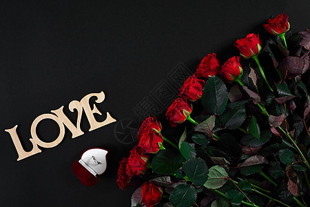 一束红玫瑰花和一盒环礼物静物金子钻石婚姻订婚玫瑰展示植物群庆典图片