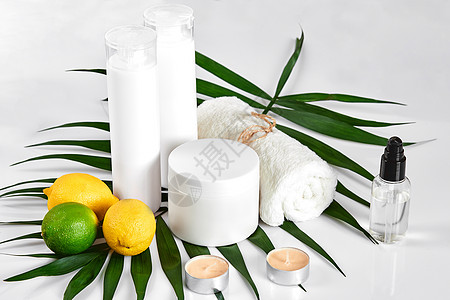 白色瓶子和两个整个柠檬和石灰隔离在白色背景 广告化妆品的概念液体静物卫生添加剂淋浴肥皂清洁工浴室软木包装图片