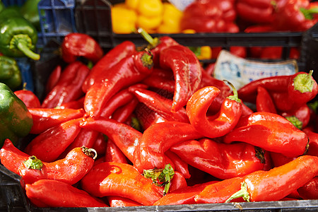 蔬菜店柜台的红鲜胡椒粉食物市场沙拉饮食团体店铺水果农业营养香料图片