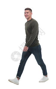 一个有自信的男人穿牛仔裤向前走白色毛衣广告牌微笑男性时尚牛仔布衣冠性格衣服图片