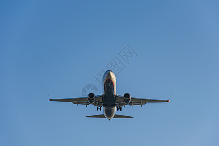 乘客飞机降落在机场风景下方的机场图片