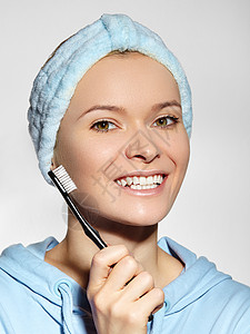 戴着大牙牙刷的头带美女 每天为快乐的笑容提供常规牙齿护理治疗 每日幸福微笑日报刷子药品女性微笑情绪卫生浴室牙科牙膏女孩图片