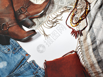 波西米亚风格 皮靴 牛仔布和带流苏的包在白色背景上 俯视图休闲日装 时尚外观图片