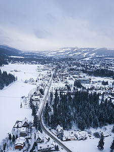空中 冬季扎科帕内度假胜地建筑顶峰房子建筑学森林山脉滑雪白色树木岩石图片