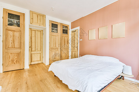 带木制的明亮卧室枕头木头房子橱柜风格窗户房间家具阳台阳光图片