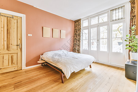带木制的明亮卧室白色房子软垫窗户奢华木头灯光家具房间风格图片