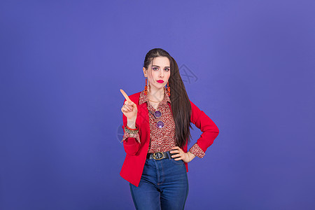 Retro时尚90年代80年代的年轻女子 穿着红色夹克肖像 用复制空间手指举手图片