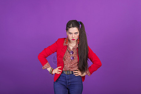 Retro时尚90年代80年代的年轻女子 穿着红色夹克肖像 不愉快的情绪图片