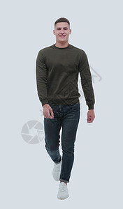 一个有自信的男人穿牛仔裤向前走衣服牛仔布时尚衣冠微笑性格毛衣广告牌白色男性图片
