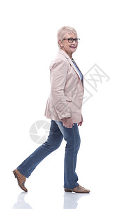 自信的高级女性向前走 继续前进步幅顾客微笑步伐配件夹克广告广告牌牛仔裤老年图片
