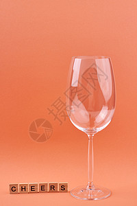 空晶葡萄酒杯和装有刻着CHEERS的木制立方体高清图片