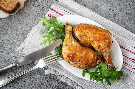 烤鸡腿和草药放在盘子上鸡腿香料饮食亚麻家禽油炸桌子青菜吃饭沙拉图片