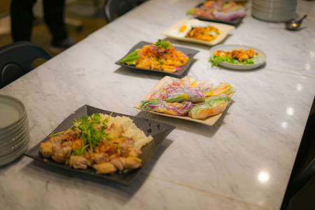 装满盘子的泰国食物炒面烹饪面条厨房海鲜加保食品美食鸡肉民族图片