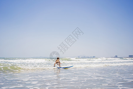 健康年轻男孩学习在海洋或海洋冲浪海浪乐趣孩子假期冲浪板男性男生快乐幸福海滩图片