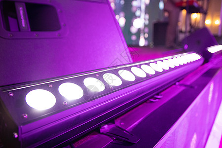 爆闪灯Cob LED 条形灯在台上的轻型设备背景