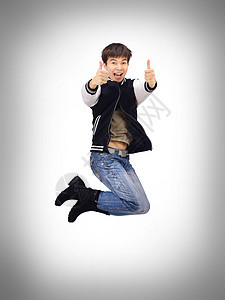 年轻时尚的少年在喜悦中跳跃 孤立于白色背景之上图片