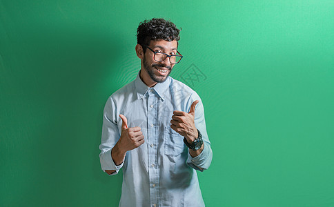 有拇指的年轻人 和有拇指的阳性人分开图片