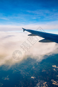 飞行和旅行 在日落时间从机翼上的飞机窗口查看 在地球和云层下的飞机机翼 在天空中飞行 看着飞行中的飞机机翼发动机航天货物航空机场图片