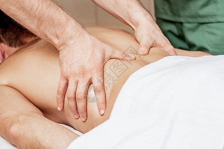 背部按摩 在人的背部护理男人药品呵护客户手指治疗男性享受女孩图片