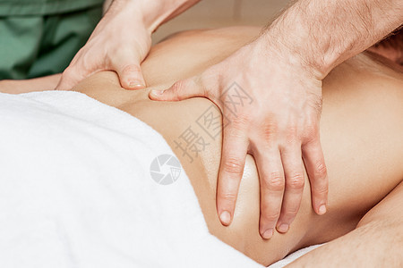 背部按摩 在人的背部成人治疗师身体皮肤男性化妆品呵护按摩器客户说谎图片