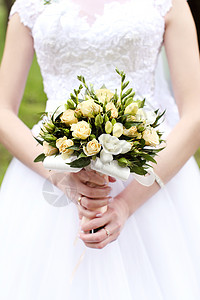 新娘手中的婚礼花束仪式玫瑰叶子女性订婚裙子幸福庆典夫妻奢华图片
